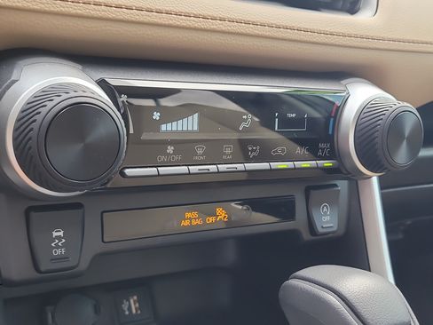 Certified 2025 Toyota RAV4 LE FWD image 23