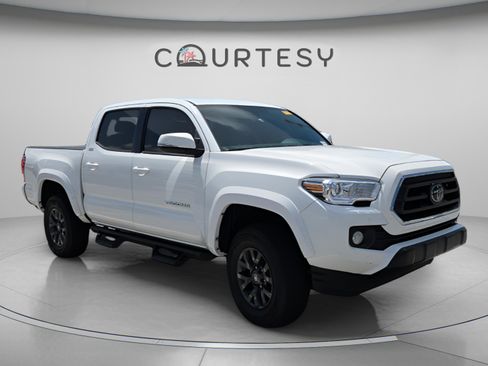 Used 2022 Toyota Tacoma SR5 w/ Technology Package AWD/4WD image 3