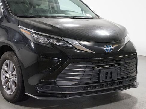 Used 2024 Toyota Sienna LE image 4