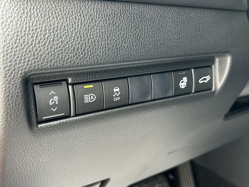 Used 2021 Toyota Venza XLE w/ Softex Package image 14