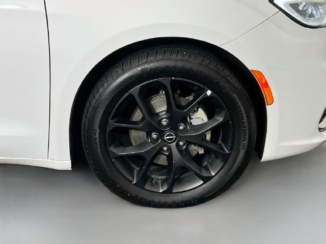 Used 2025 Chrysler Pacifica Limited FWD image 40