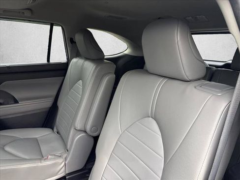 Used 2023 Toyota Highlander XLE FWD image 24