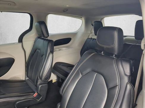 Used 2024 Chrysler Pacifica Touring-L image 17