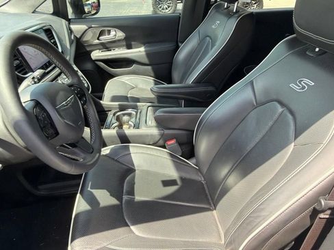 Used 2024 Chrysler Pacifica Premium FWD image 11