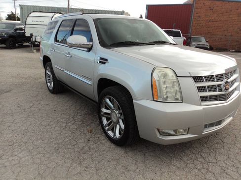 Used 2014 Cadillac Escalade Platinum image 2