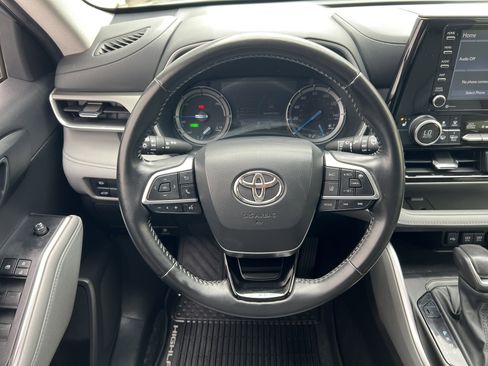 Used 2021 Toyota Highlander XLE image 30