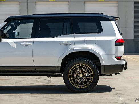 Used 2025 Lexus GX 550 w/ Accessory Package (2T) image 9