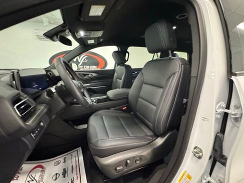 Used 2025 Chevrolet Traverse LT w/ Driver Confidence Package image 17