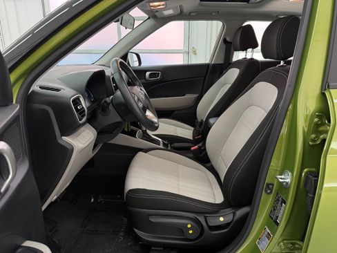 Used 2023 Hyundai Venue SEL FWD image 5