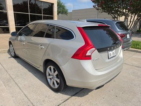 Used 2017 Volvo V60 T5 Premier w/ Convenience Package FWD image 2
