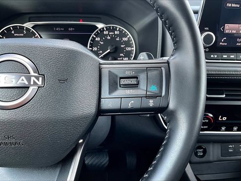 Used 2025 Nissan Rogue SV AWD/4WD image 16