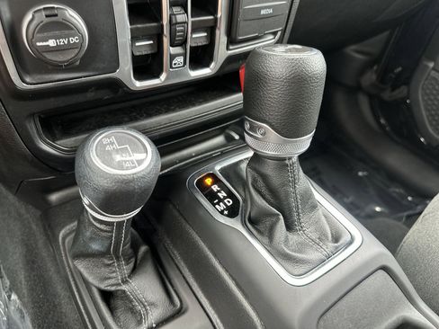 Used 2025 Jeep Wrangler Unlimited Sahara AWD/4WD image 20