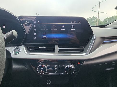 Used 2025 Chevrolet Trax LT FWD image 14
