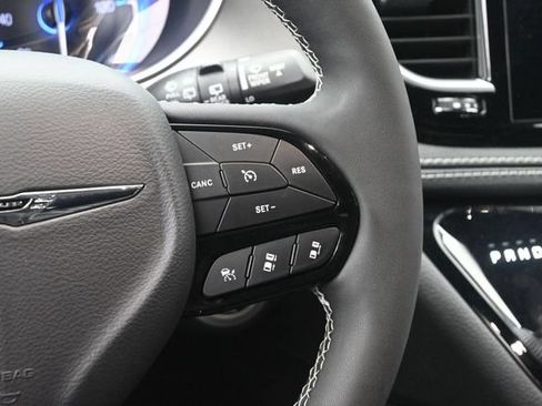Used 2023 Chrysler Pacifica Limited w/ S Appearance Package FWD image 28
