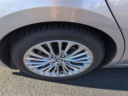 Used 2019 Toyota Avalon Limited image 9