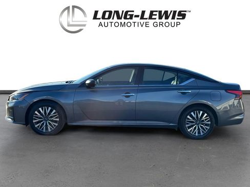 Used 2024 Nissan Altima 2.5 SV image 2