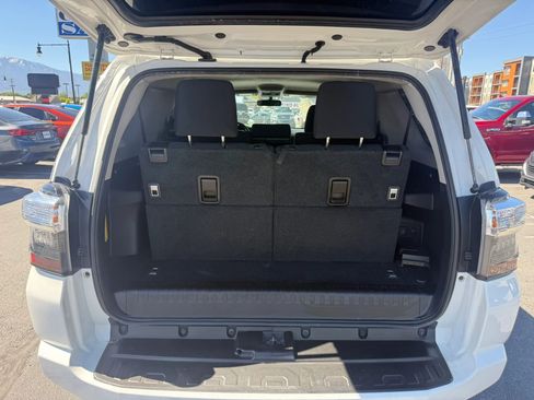 Used 2018 Toyota 4Runner SR5 AWD/4WD image 22