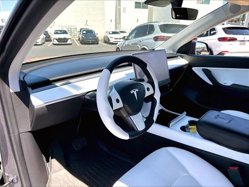 Used 2021 Tesla Model Y Long Range AWD/4WD image 17