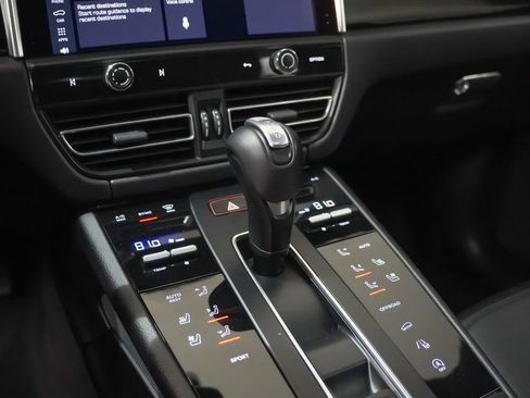 Used 2024 Porsche Macan image 33