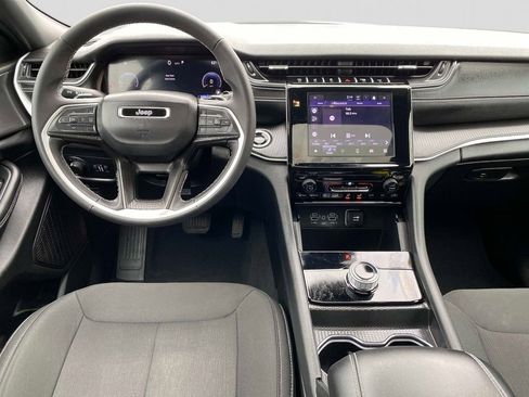 Certified 2025 Jeep Grand Cherokee Laredo X AWD/4WD image 12