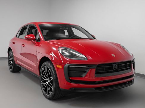 Certified 2025 Porsche Macan image 10