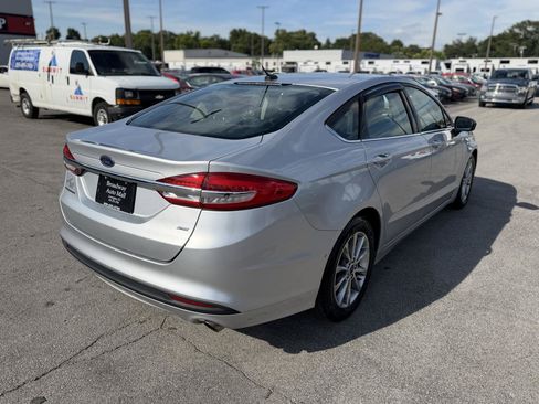 Used 2017 Ford Fusion SE FWD image 3