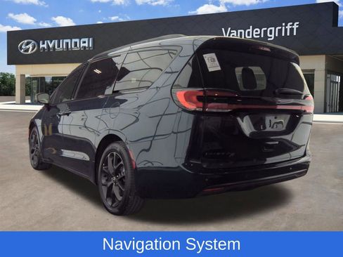 Used 2025 Chrysler Pacifica Limited image 2