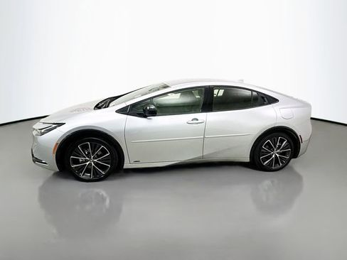 Used 2025 Toyota Prius XLE image 4