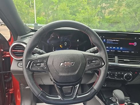 Certified 2024 Chevrolet Trax RS w/ Sunroof Package FWD image 9