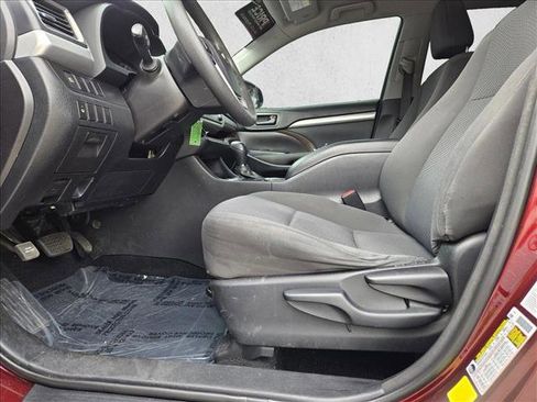 Used 2017 Toyota Highlander LE image 13