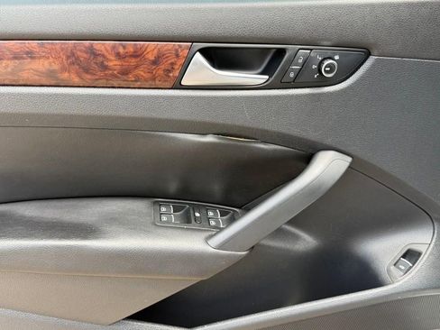 Used 2013 Volkswagen Passat TDI SEL Premium image 11