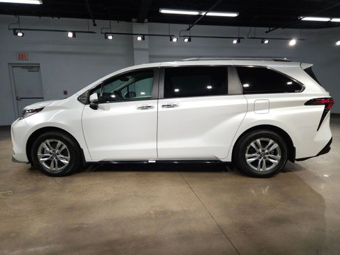 Certified 2024 Toyota Sienna Limited FWD image 4