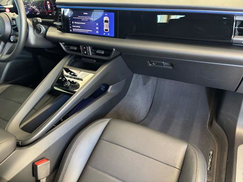 Used 2025 Porsche Macan Electric RWD image 22