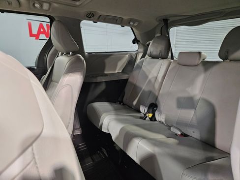 Used 2018 Toyota Sienna Limited image 35
