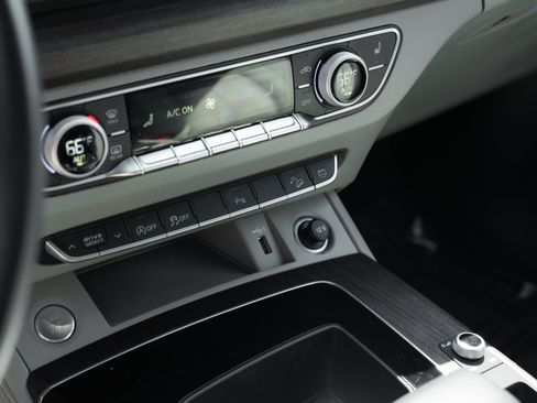 Used 2022 Audi Q5 2.0T Premium Plus w/ Premium Plus Package AWD/4WD image 14