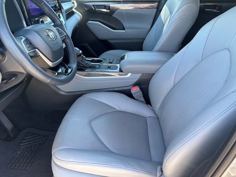 Certified 2025 Toyota Highlander Limited image 9