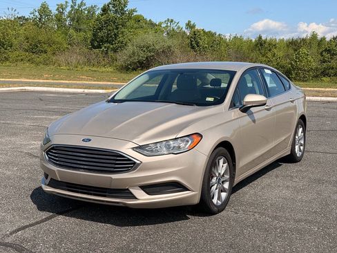 Used 2017 Ford Fusion SE w/ Fusion SE Technology Package FWD image 3