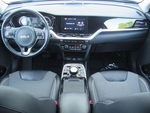 Used 2022 Kia Niro EX image 3