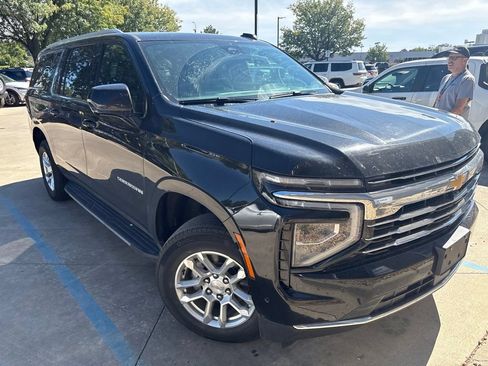 Used 2025 Chevrolet Suburban LT AWD/4WD image 3