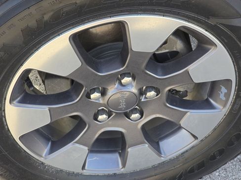 Used 2018 Jeep Wrangler Unlimited Sahara image 3