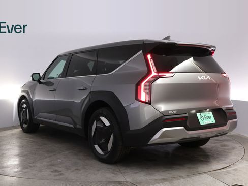 Used 2024 Kia EV9 Light Long Range RWD image 17