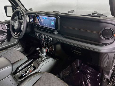 Used 2025 Jeep Gladiator Mojave w/ Convenience Group AWD/4WD image 24