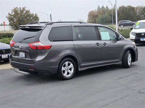 Used 2020 Toyota Sienna LE image 4