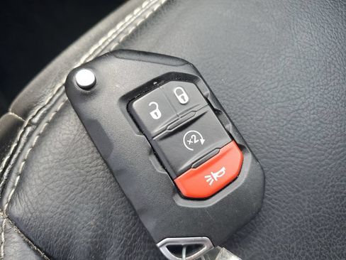 Used 2020 Jeep Wrangler Unlimited Sahara AWD/4WD image 28