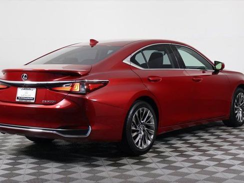 Certified 2024 Lexus ES 300h w/ Luxury Package FWD image 4