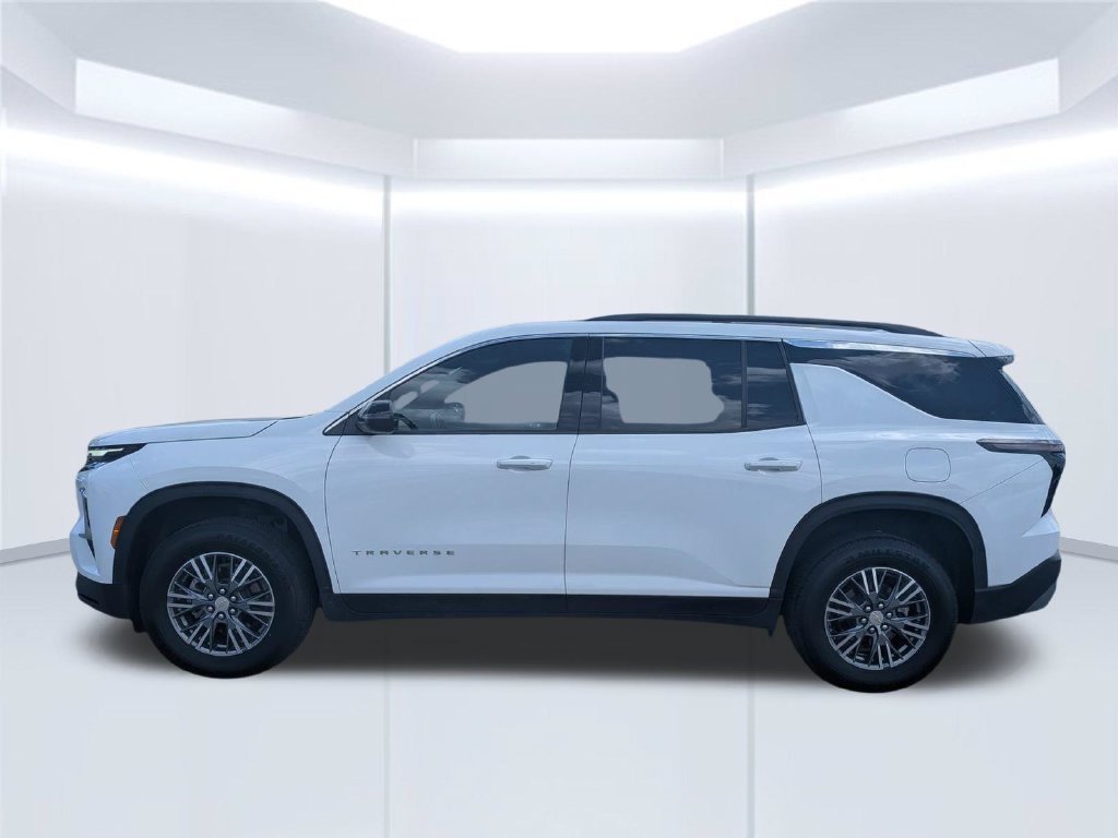 Used 2025 Chevrolet Traverse LT FWD image 3