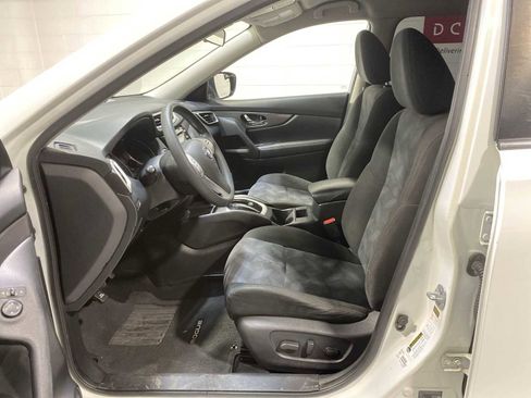 Used 2016 Nissan Rogue SV image 2