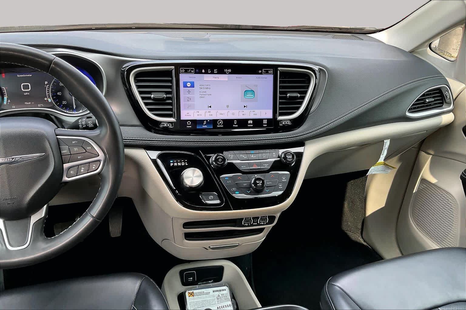 Used 2023 Chrysler Pacifica Touring-L FWD image 6