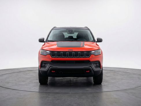 Used 2025 Jeep Compass Trailhawk AWD/4WD image 2