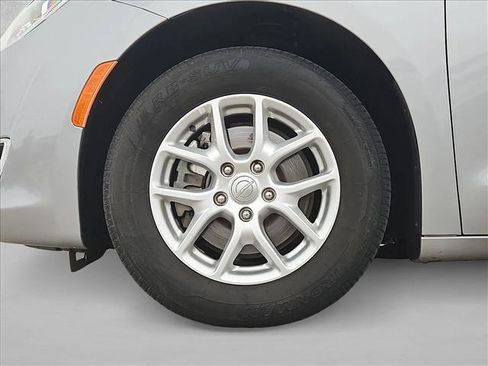 Used 2020 Chrysler Pacifica Touring-L FWD image 23